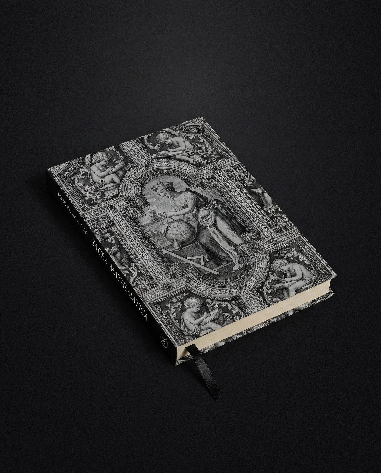 Caderno Sacra Mathematica deitado: capa dura com laminação soft touch fosca, a gravura da Geometria coroada, a lombada preta com UM DE 500 NO MUNDO e o miolo creme sem pauta