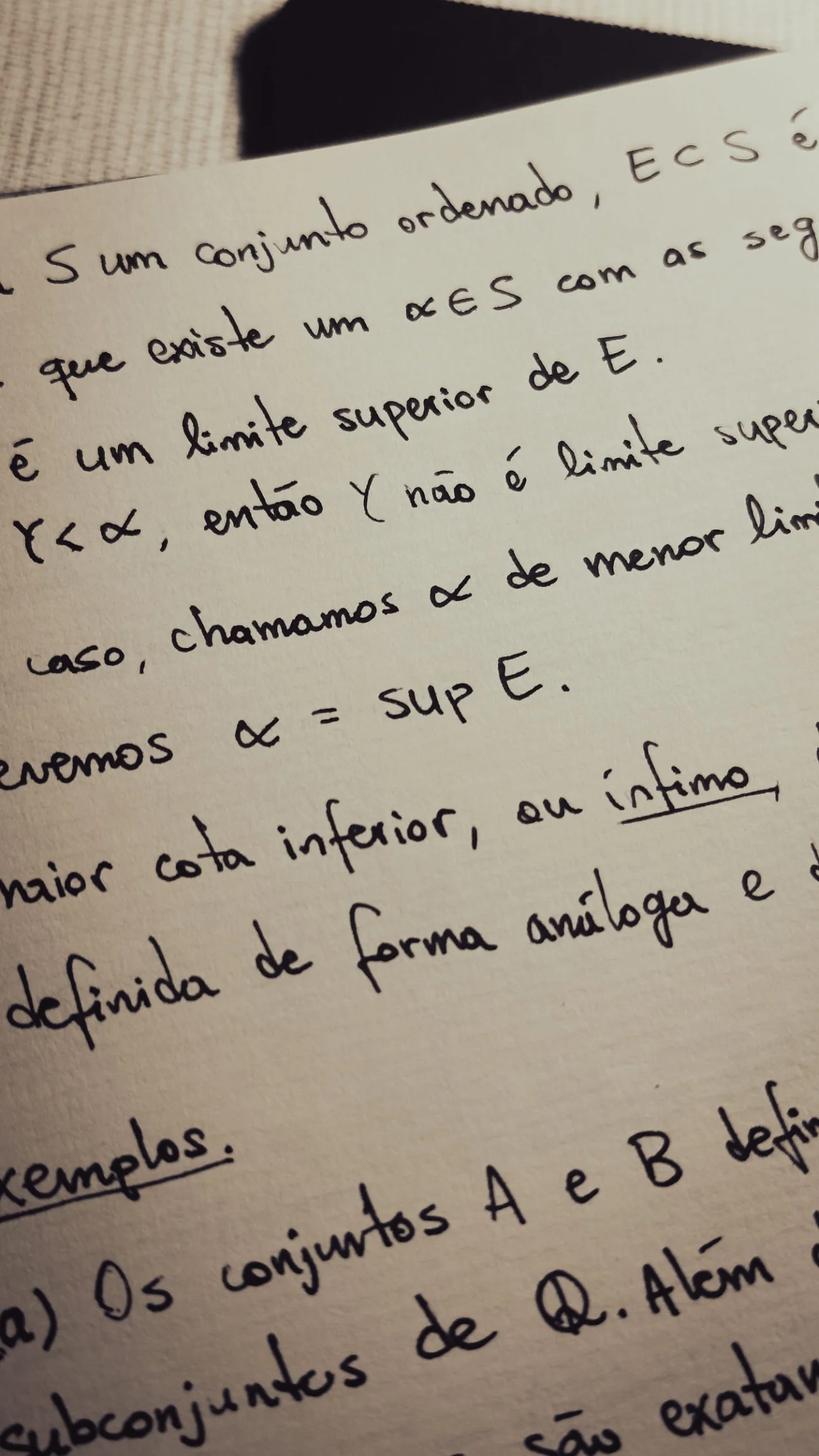 Notas manuscritas de análise na reta.