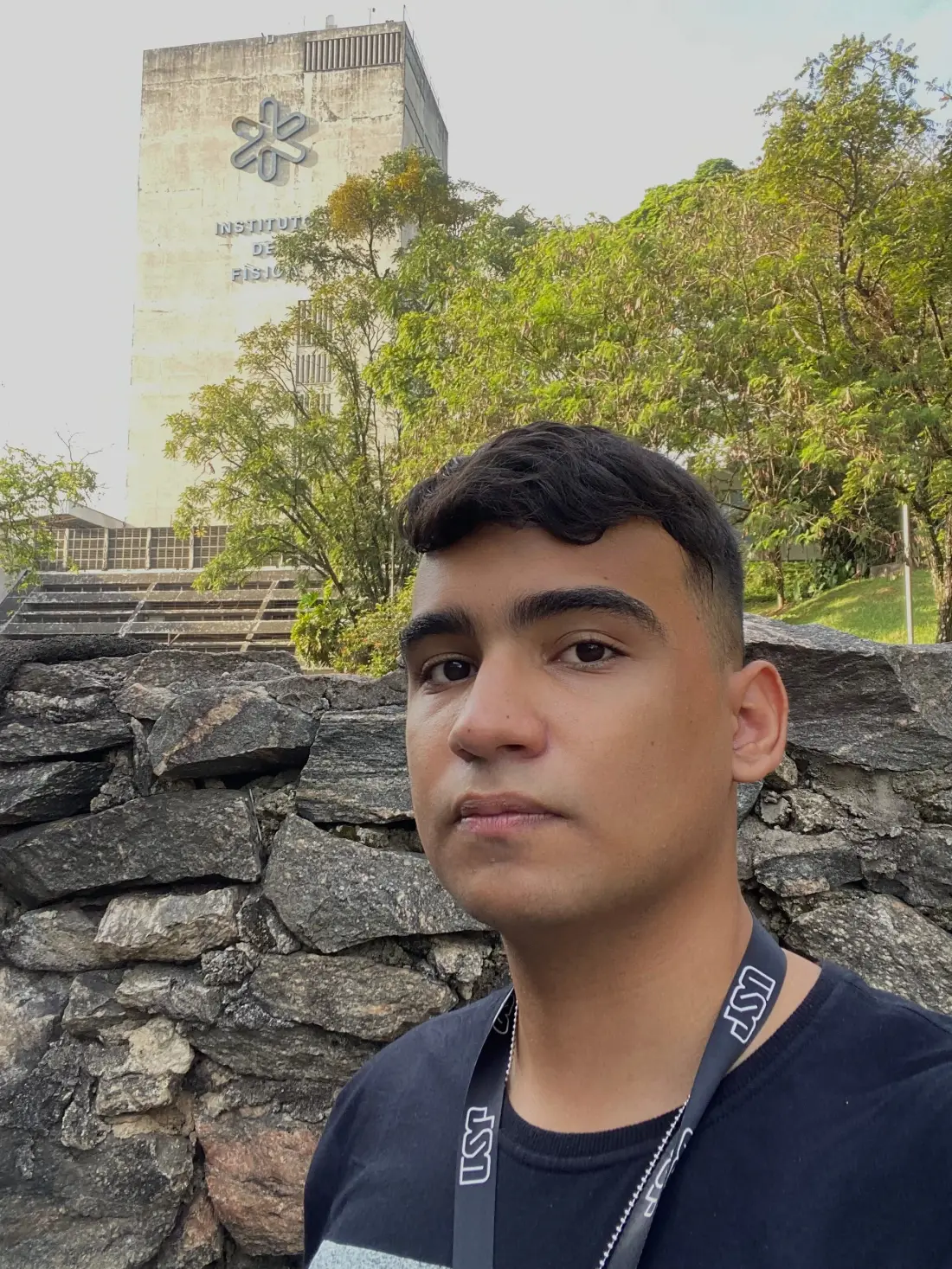 Victor calouro no Instituto de Física da USP, 2021.